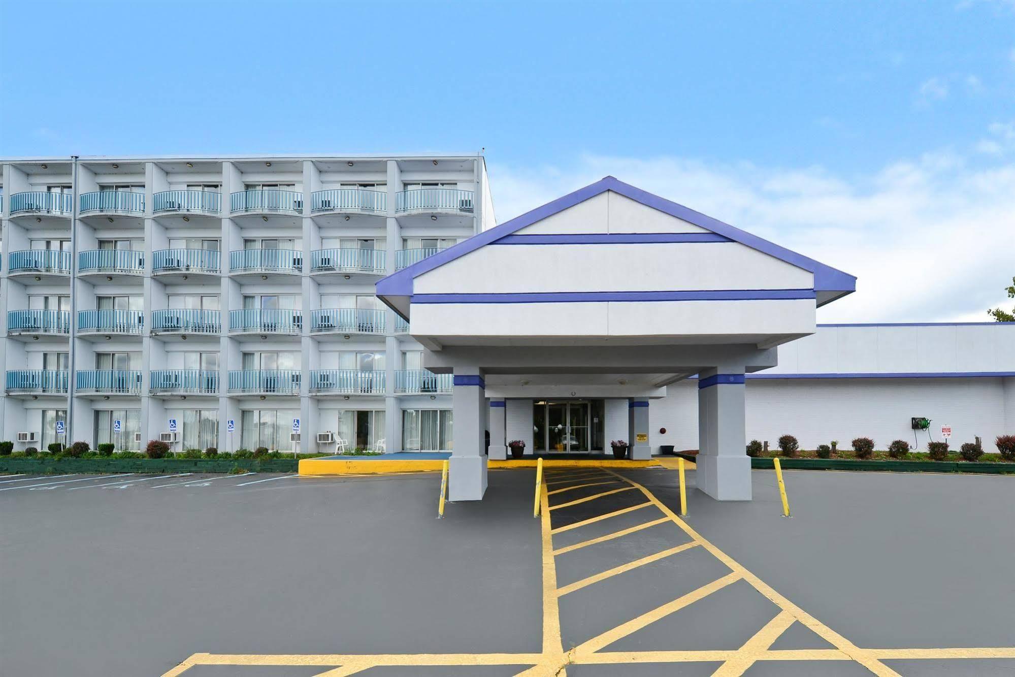 Howard Johnson By Wyndham Saint Joseph بينتون هاربور المظهر الخارجي الصورة