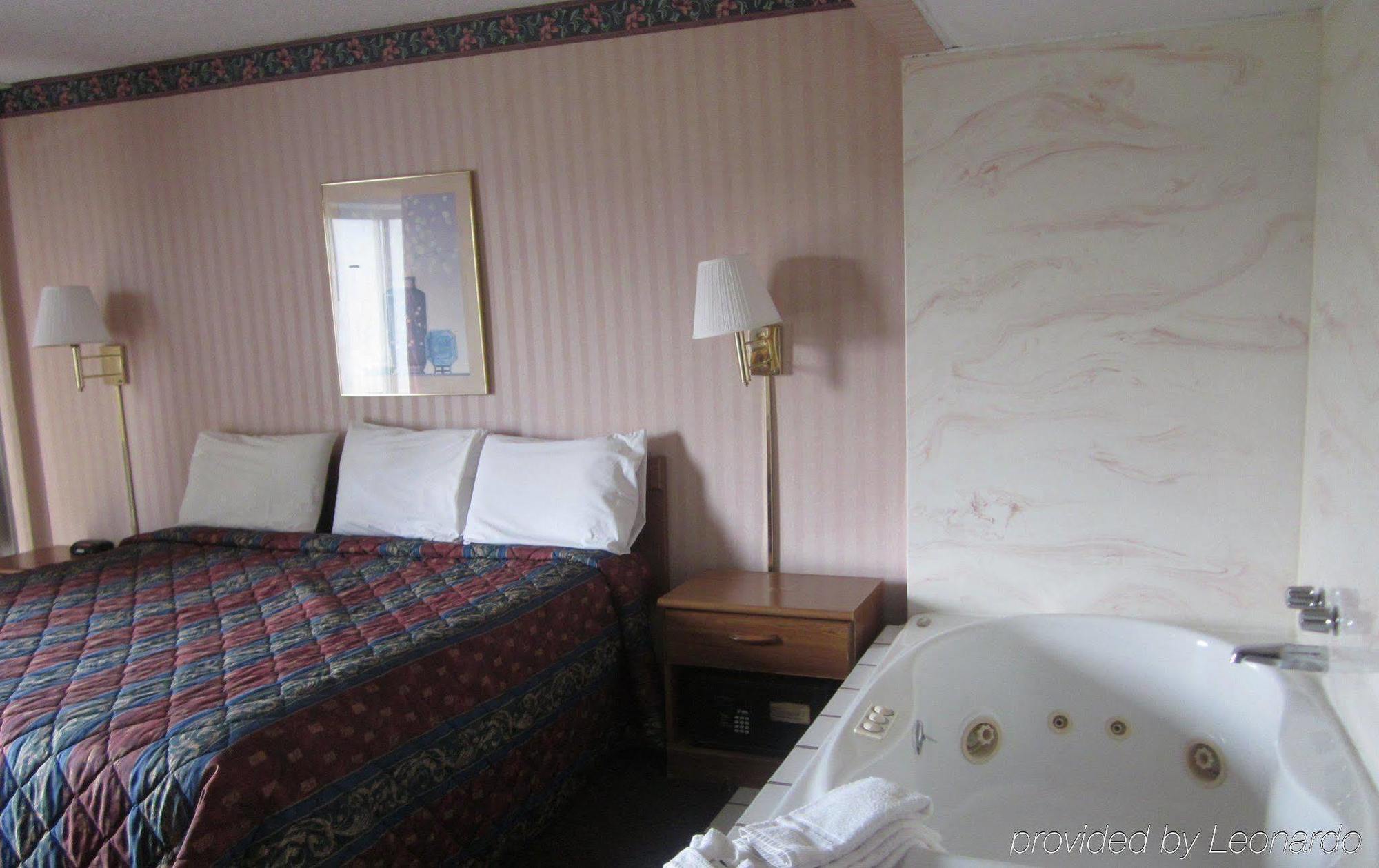 Howard Johnson By Wyndham Saint Joseph بينتون هاربور الغرفة الصورة