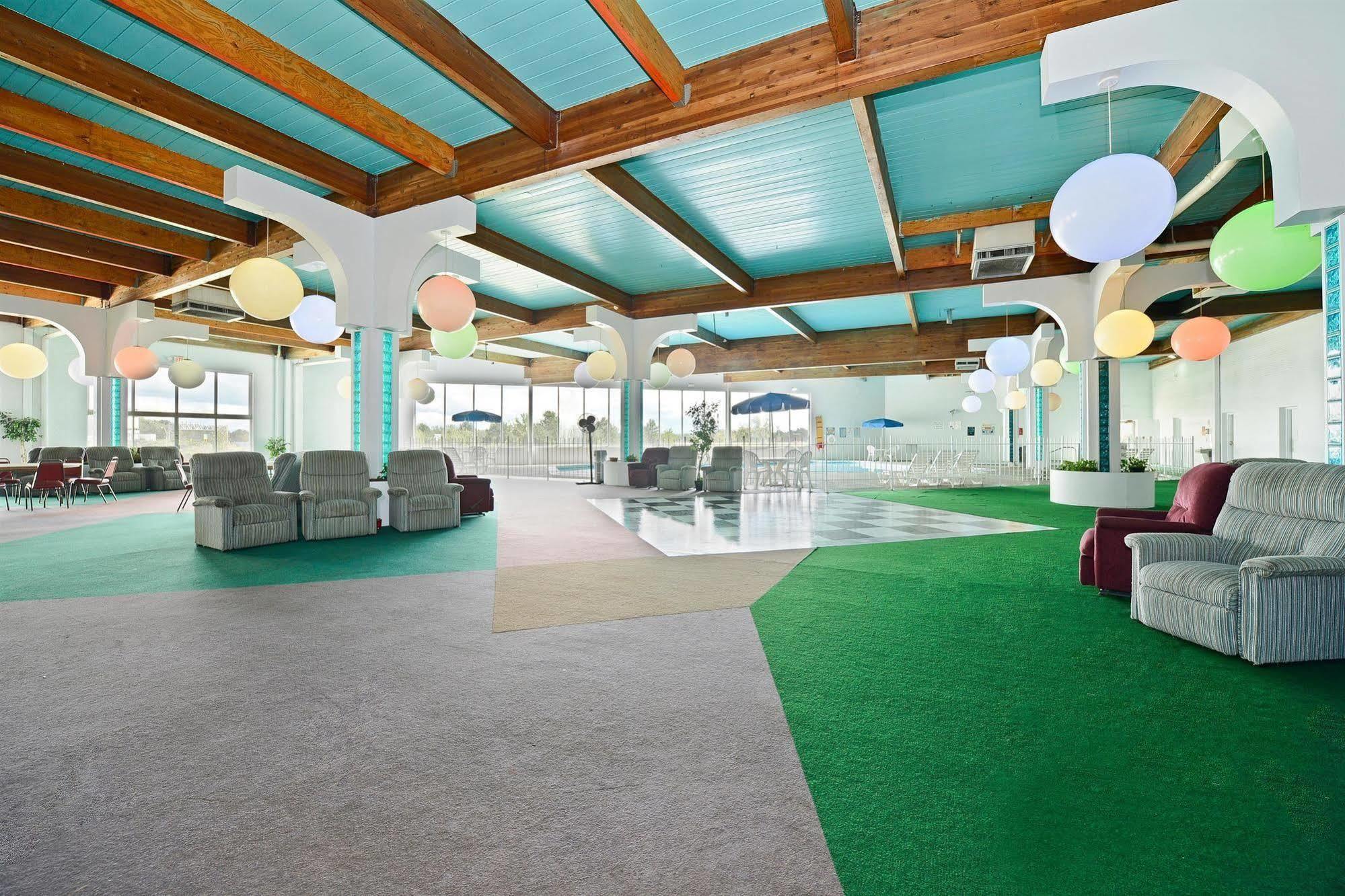 Howard Johnson By Wyndham Saint Joseph بينتون هاربور المظهر الداخلي الصورة