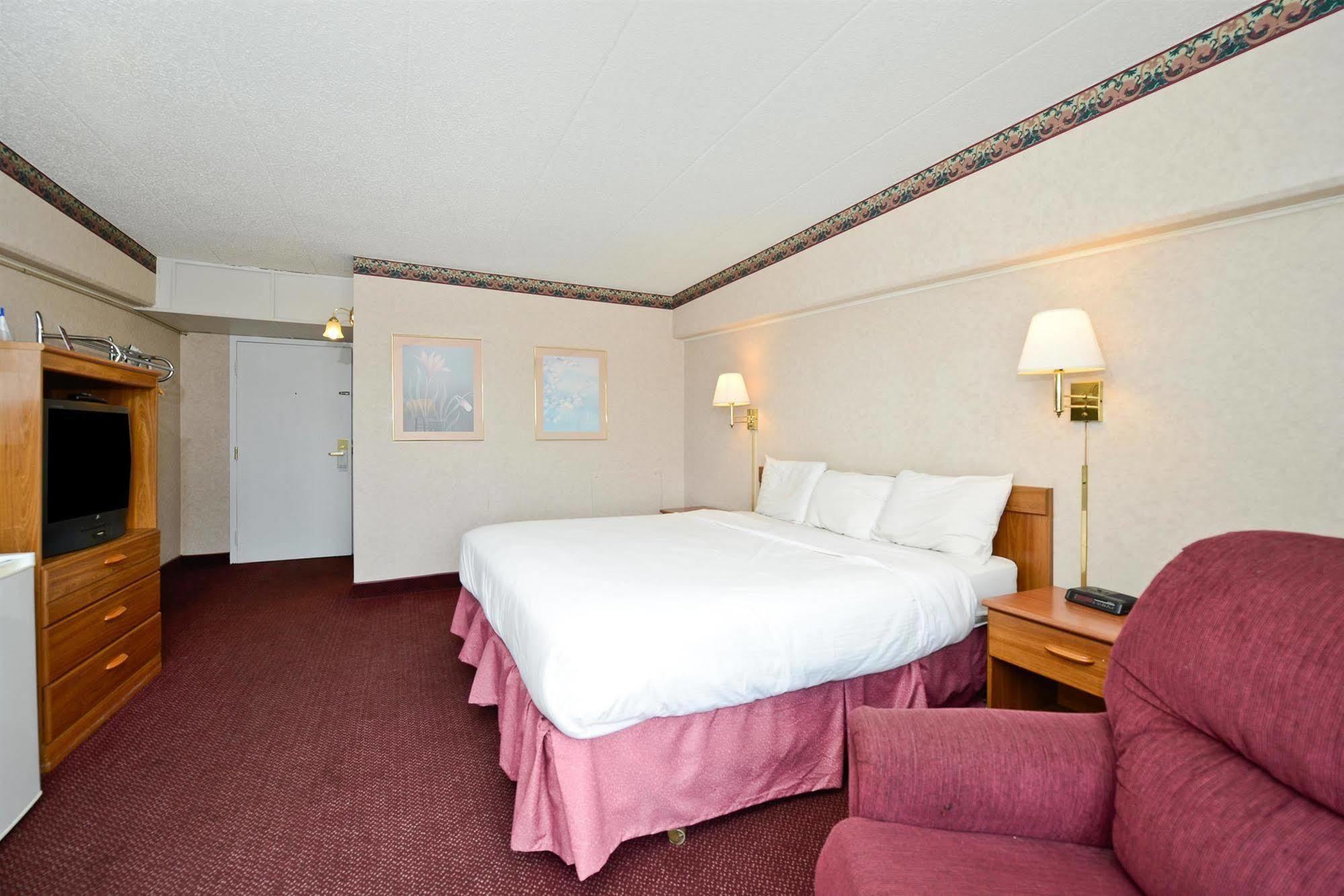 Howard Johnson By Wyndham Saint Joseph بينتون هاربور الغرفة الصورة