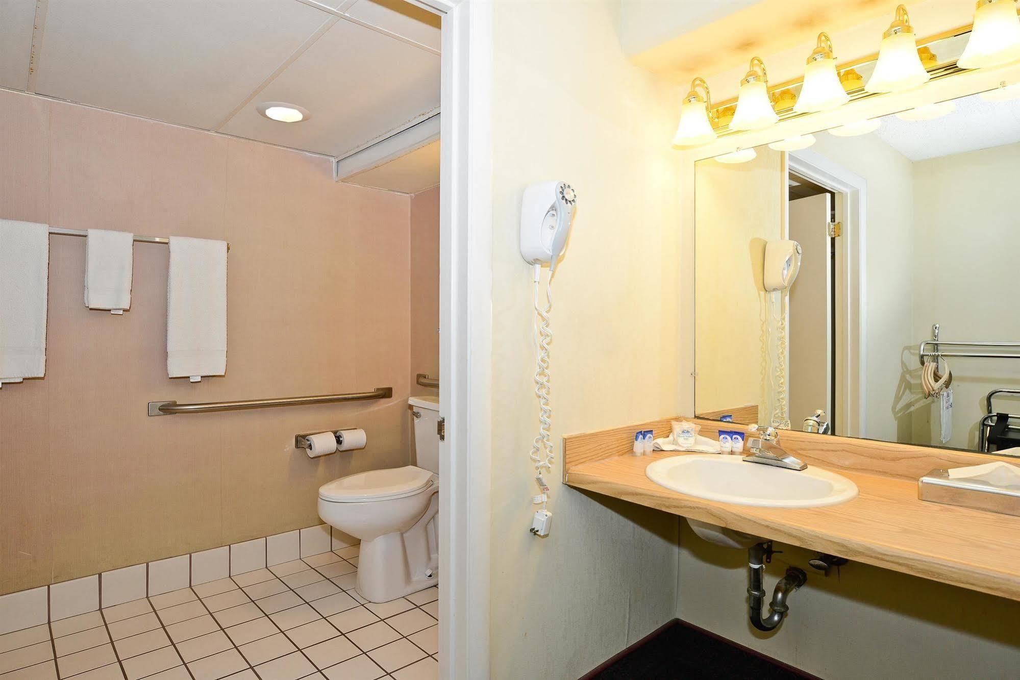 Howard Johnson By Wyndham Saint Joseph بينتون هاربور الغرفة الصورة