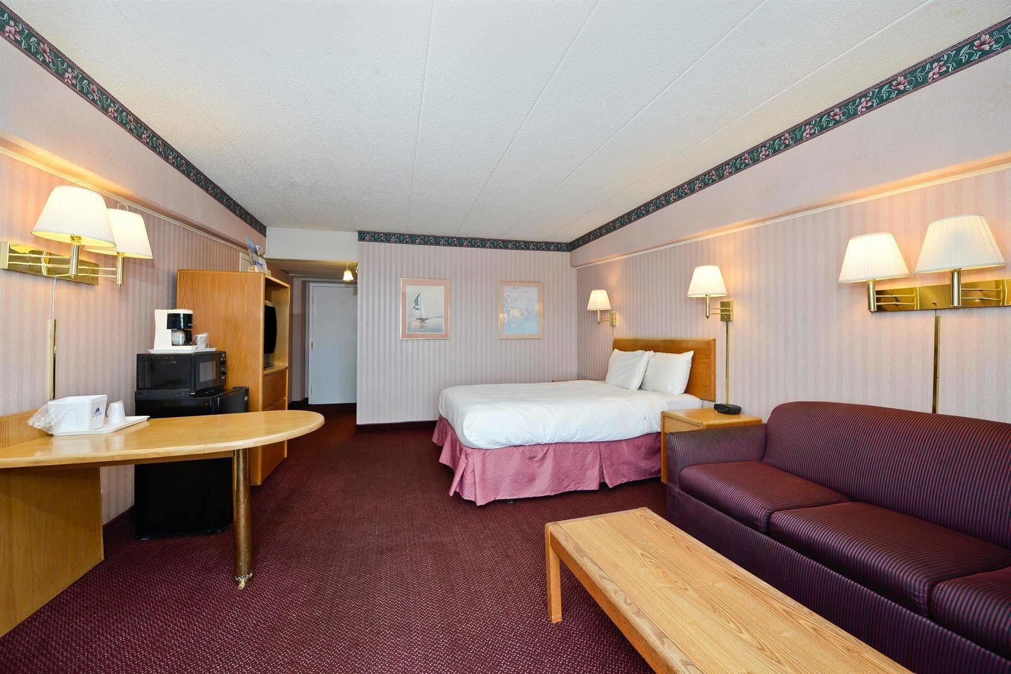 Howard Johnson By Wyndham Saint Joseph بينتون هاربور الغرفة الصورة