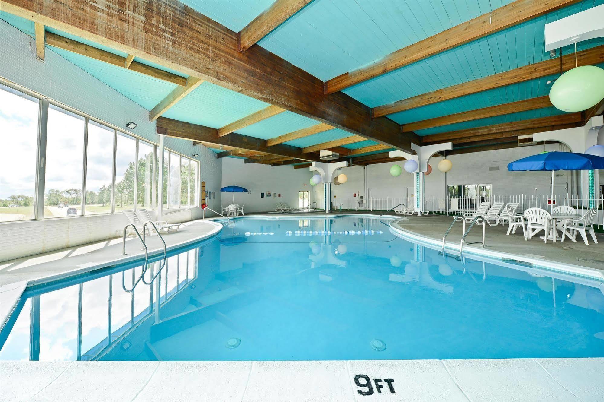 Howard Johnson By Wyndham Saint Joseph بينتون هاربور المرافق الصورة