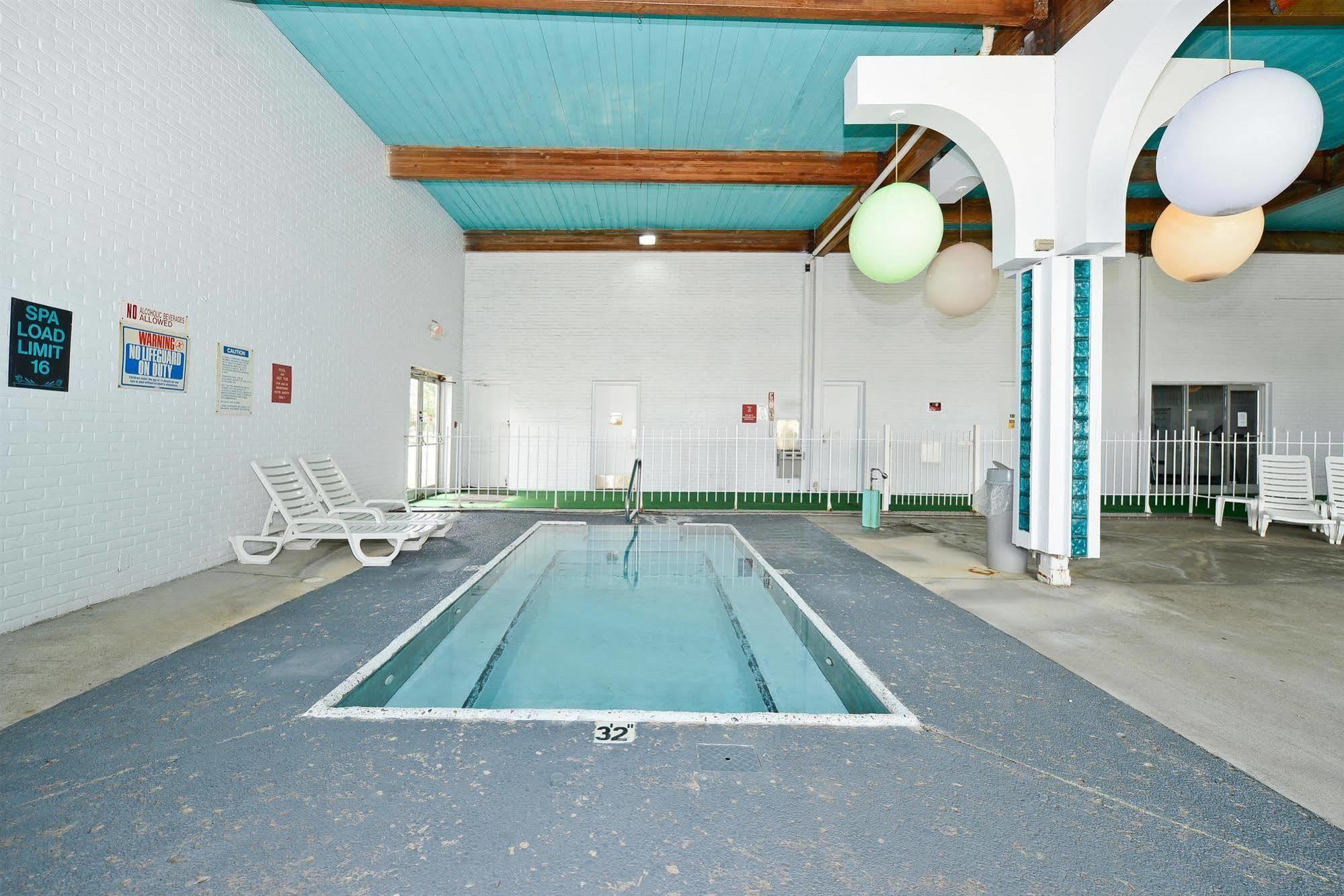 Howard Johnson By Wyndham Saint Joseph بينتون هاربور المرافق الصورة