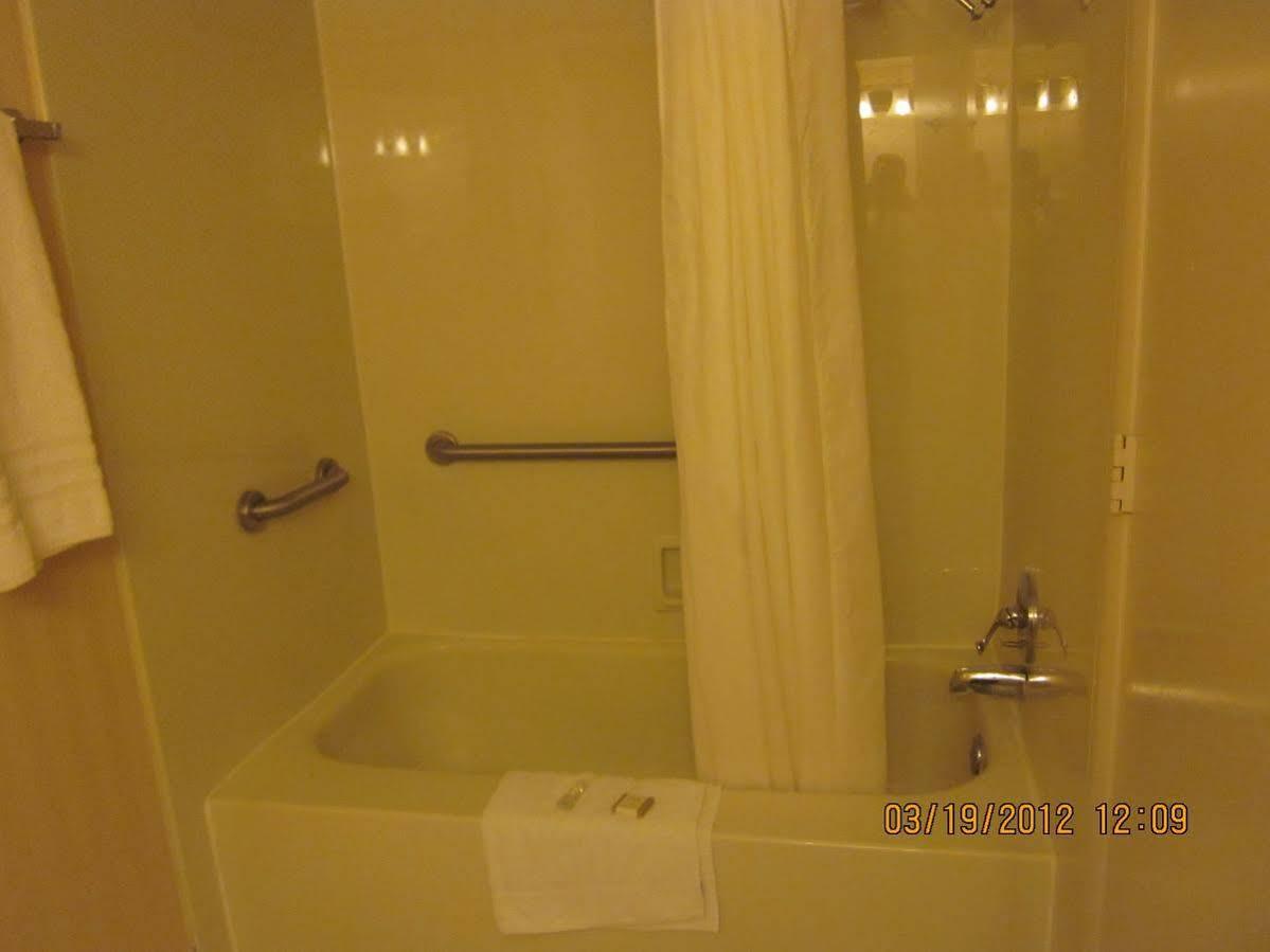 Howard Johnson By Wyndham Saint Joseph بينتون هاربور المظهر الخارجي الصورة