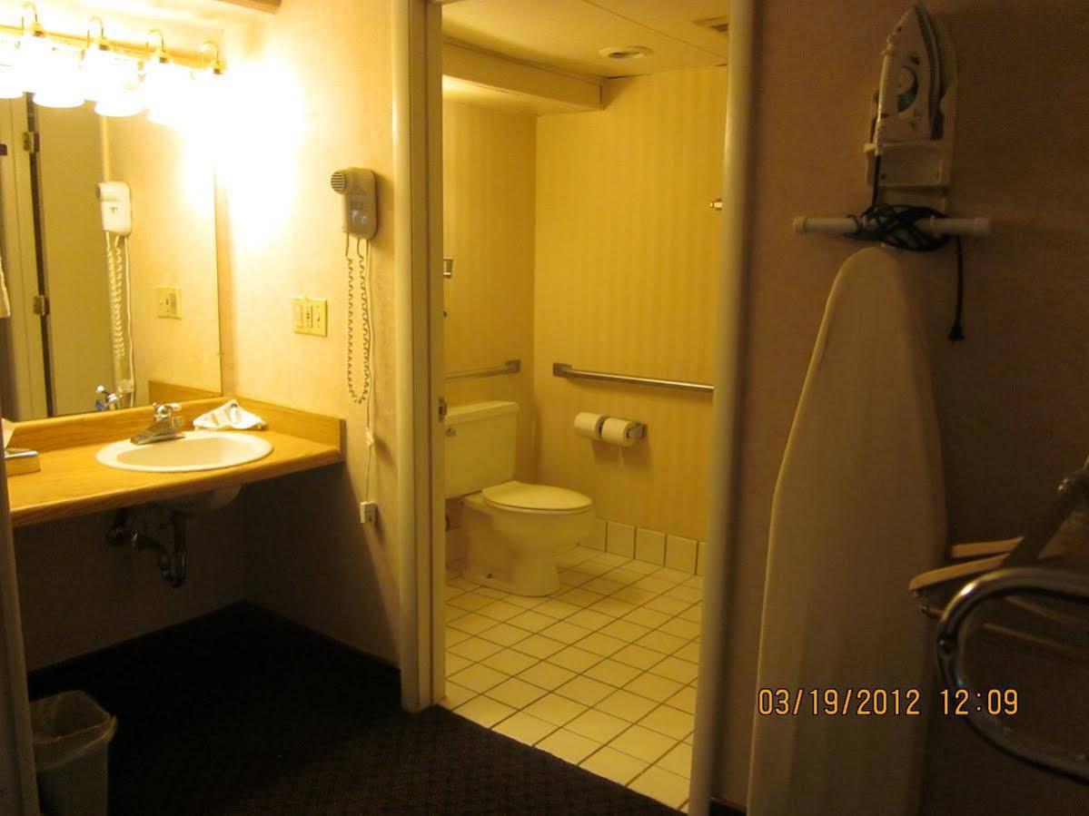 Howard Johnson By Wyndham Saint Joseph بينتون هاربور المظهر الخارجي الصورة